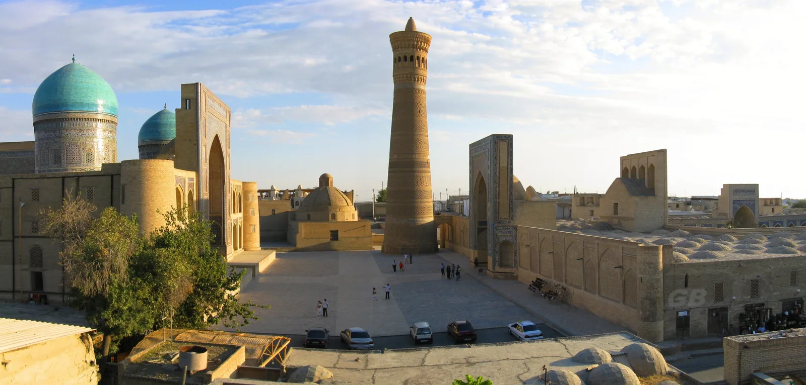 Short film of the Lyab-i Hauz square in Bukhara filling up in the evening, with lamplight on the water.